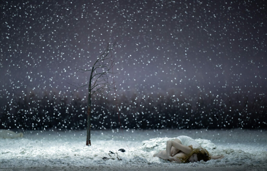 Richard Strauss‘ „Daphne“ stirbt Unter den Linden den Kältetod im Dauerschneefall