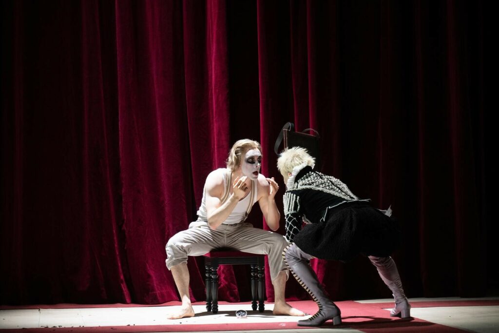 Komische Oper Berlin : Bei diesem „Hamlet“ stellt sich die Sinnfrage nicht