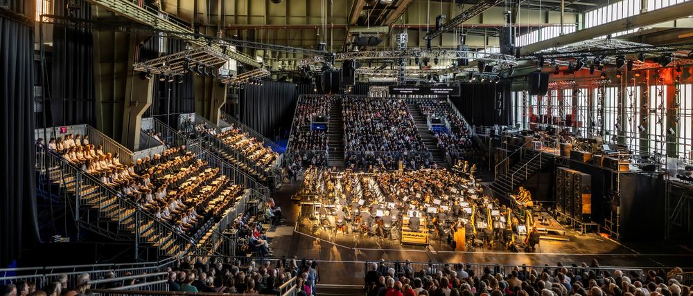 Mahlers „Sinfonie der Tausend“ im Flughafen Tempelhof: Das Unbeschreibliche – hier ist’s getan